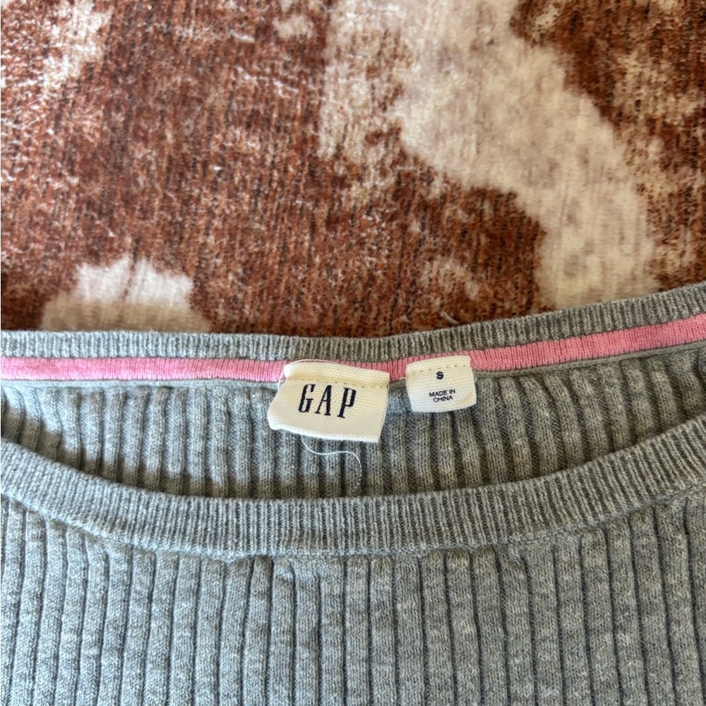 GAP Gray Ribbed Knit Top - Picture 2 of 3